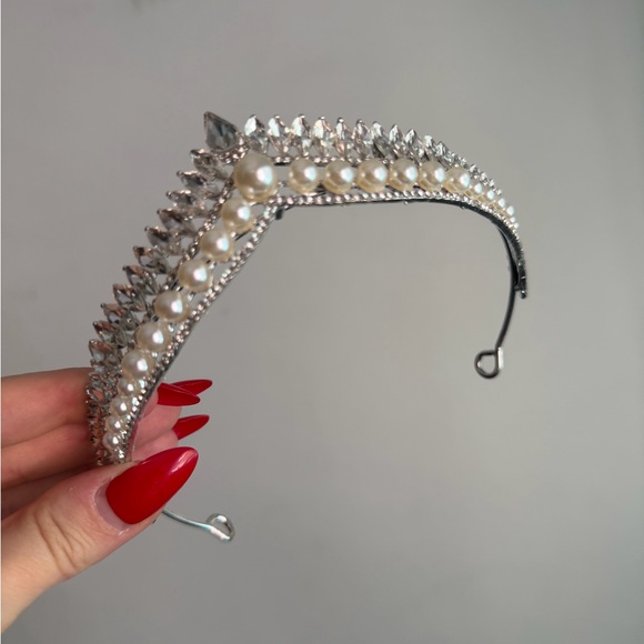 Elegant Pearl and Crystal Headband - Picture 8 of 8